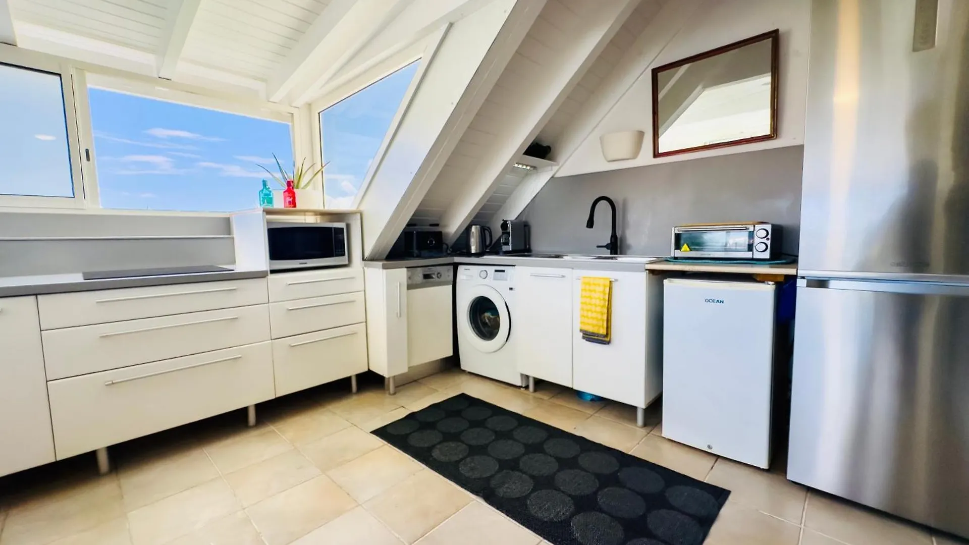 Spacious Waterfront 2 Bedroom Condo With 2 Bathrooms, Pool, Ac Baie Nettle Sint Maarten