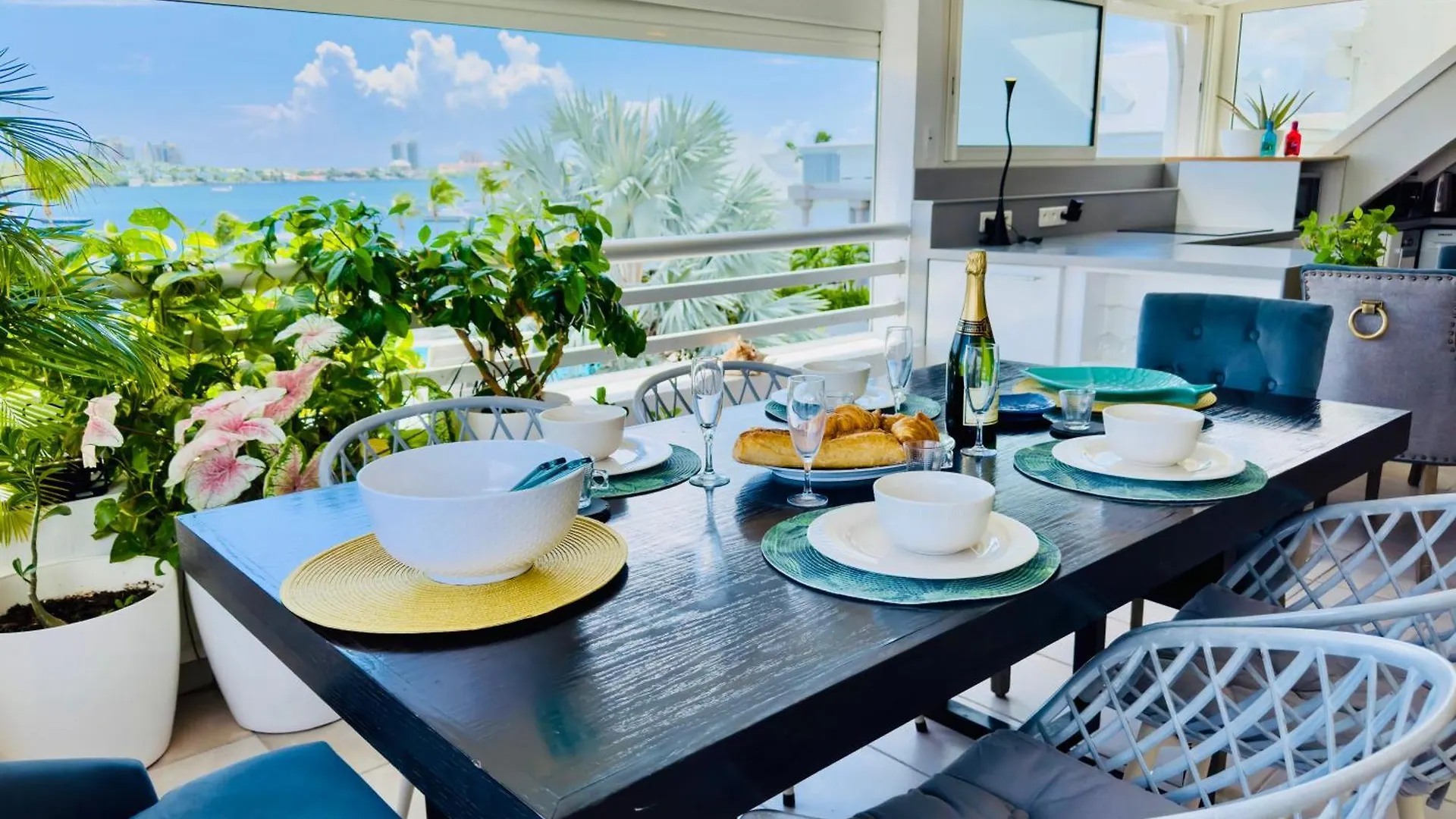 Spacious Waterfront 2 Bedroom Condo With 2 Bathrooms, Pool, Ac Baie Nettle