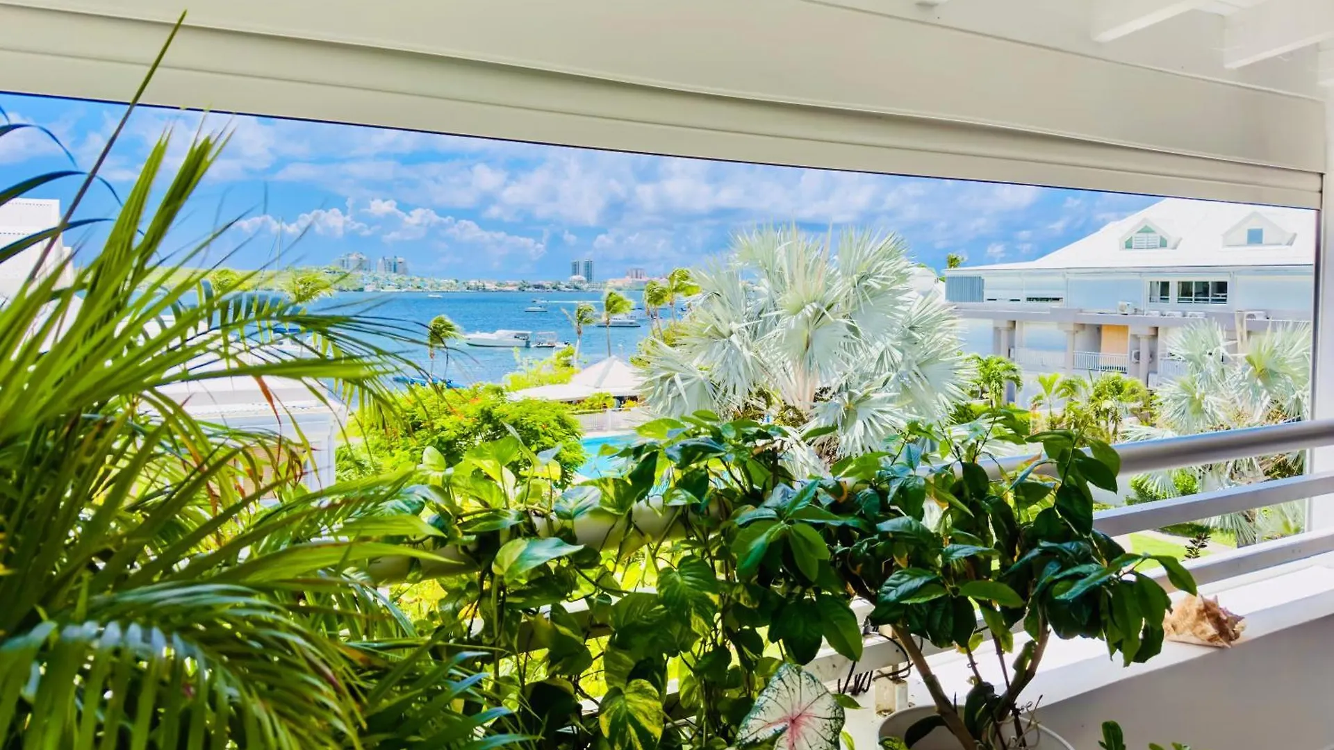 Spacious Waterfront 2 Bedroom Condo With 2 Bathrooms, Pool, Ac Baie Nettle 0*,  Sint Maarten